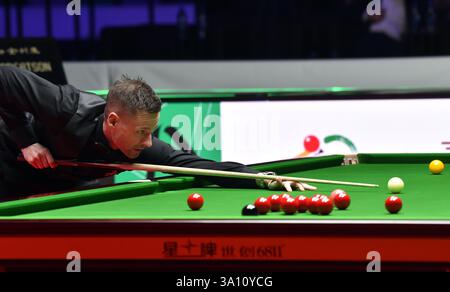 Hong Kong, Cina. 6 marzo 2025. David Gilbert d'Inghilterra gioca un tiro durante la partita del secondo turno contro Neil Robertson dell'Australia allo Snooker World Grand Prix 2025 a Hong Kong, nel sud della Cina, 6 marzo 2025. Crediti: Lo Ping fai/Xinhua/Alamy Live News Foto Stock