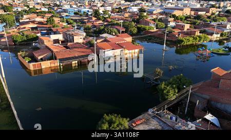 Inondazione del fiume Sao Francisco bom jesus da lapa, bahia, brasile - 19 gennaio 2025: Area allagata a causa dell'inondazione del fiume Sao Francisco nella città di Bom Jesus da Lapa. BOM JESUS DA LAPA BAHIA BRASILE COPYRIGHT: XJOAXSOUZAX 190125JOA017 Foto Stock