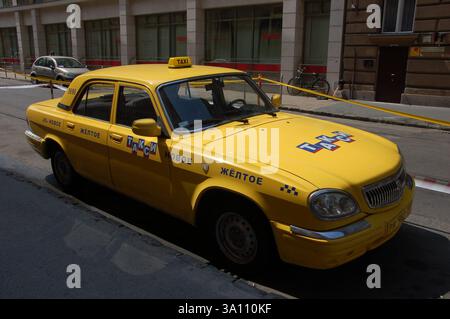 Un taxi giallo russo di Die Hard 5 (Un buon giorno per morire Hard) girato a Budapest, Ungheria. L'auto era parcheggiata in strada per aspettare l'azione Foto Stock