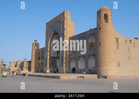 BUKHARA, UZBEKISTAN - 09 SETTEMBRE 2022: L'antica madrasa di Abdulazizkhan in un giorno di settembre Foto Stock