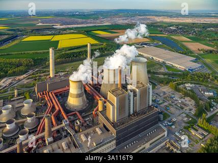 Vista aerea, centrale elettrica alimentata a lignite di Weisweiler, sito della centrale elettrica di RWE Power AG, torri di raffreddamento e nuvole di fumo, prati e campi distanti Foto Stock
