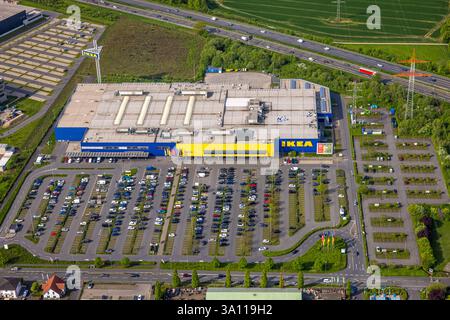 Vista aerea, negozio di mobili Ikea Kamen con parcheggi nella zona industriale di Kamen Karree sull'autostrada A1, Südkamen, Kamen, zona della Ruhr, Nord R Foto Stock