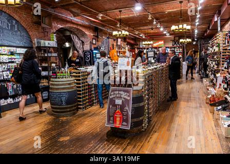 New York City, New York, Stati Uniti, People Shopping, Vista grandangolare, American Wine Store, vini californiani in mostra, all'interno del Chelsea Food Market », navate Foto Stock