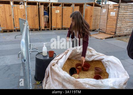 Parigi, Francia. Bagni pubblici asciutti in via al Festival di strada ambientale, dimostrazione pubblica, « Alternatiba', COB 21 , francia ecologia Foto Stock