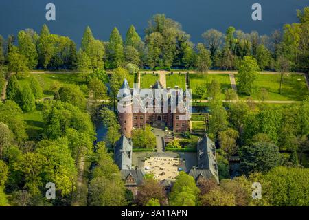 Vista aerea, castello di Krickenbeck, riserva naturale circondata da laghi e boschi, Leuth, Nettetal, basso Reno, Renania settentrionale-Vestfalia, Germania Foto Stock