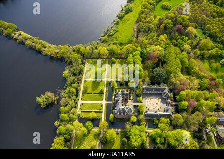 Vista aerea, castello di Krickenbeck, riserva naturale circondata da laghi e boschi, Leuth, Nettetal, basso Reno, Renania settentrionale-Vestfalia, Germania Foto Stock