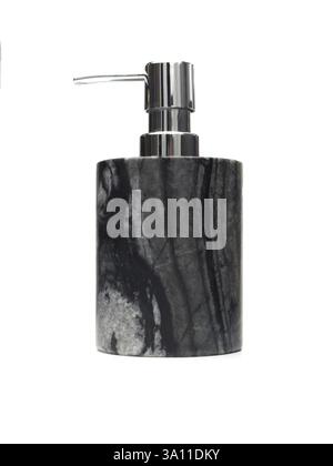 Un moderno dispenser per sapone dal design elegante, con corpo in marmo bianco e nero e un tiralatte metallico lucido, isolato su sfondo bianco. Ex Foto Stock