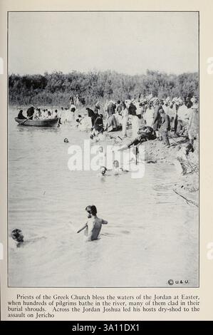 I sacerdoti della Chiesa greca benedicono le acque del Giordano a Pasqua, quando centinaia di pellegrini si bagnano nel fiume, molti dei quali rivestiti nelle loro sepolture. Attraverso il Giordano Joshua guidò i suoi ospiti all'assalto a Gerico da " la Terra Santa e la Siria " di Carpenter, Frank G. (Frank George), 1855-1924 pubblicato Garden City, N. Y., Doubleday, Page & Company 1922 Foto Stock