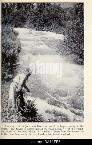 La sorgente del Giordano a Banias è una delle sorgenti più grandi del mondo. Il Giordano è giustamente chiamato il "down-Comer", perché nel suo corso tortuoso di duecentoquaranta miglia scende dalle montagne al Mar morto, quasi tredici cento piedi sotto il livello del mare da " la Terra Santa e la Siria " di Carpenter, Frank G. (Frank George), 1855-1924 pubblicato Garden City, N. Y., Doubleday, Page & Company 1922 Foto Stock