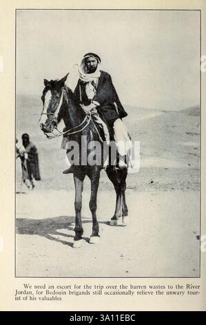 Abbiamo bisogno di una scorta per il viaggio sulle aride desolazioni del fiume Giordano, perché i briganti beduini ancora occasionalmente alleviano il turista infelice dei suoi oggetti di valore da ' la Terra Santa e la Siria ' di Carpenter, Frank G. (Frank George), 1855-1924 pubblicato Garden City, N. Y., Doubleday, Page & Company 1922 Foto Stock