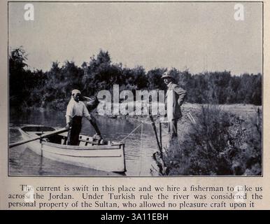 La corrente è rapida in questo posto e noi ingaggiamo un pescatore per portarci attraverso la Giordania. Sotto il dominio turco il fiume era considerato proprietà personale del Sultano, che non permetteva alcuna imbarcazione da diporto da " Terra Santa e Siria " di Carpenter, Frank G. (Frank George), 1855-1924 pubblicò Garden City, N. Y., Doubleday, Page & Company 1922 Foto Stock