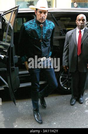 L'attore Sacha Baron Cohen indossò un costume da cowboy mentre fece un'apparizione all'AOL Build il 9 marzo 2016 a New York Foto Stock