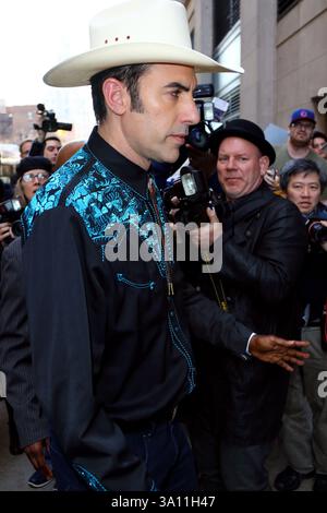 L'attore Sacha Baron Cohen indossò un costume da cowboy mentre fece un'apparizione all'AOL Build il 9 marzo 2016 a New York Foto Stock
