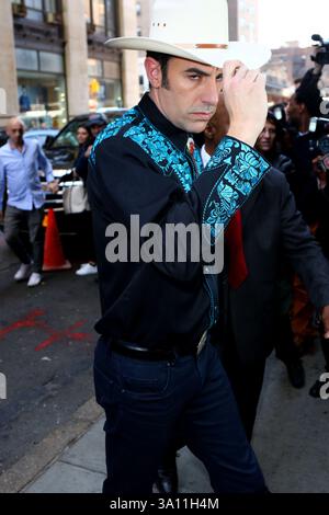 L'attore Sacha Baron Cohen indossò un costume da cowboy mentre fece un'apparizione all'AOL Build il 9 marzo 2016 a New York Foto Stock