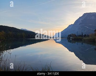 Lago Toblino, un luogo da favola in Trentino con un castello medievale, acque calme e paesaggi mozzafiato. Un luogo perfetto per gli amanti della natura e dei fotografi Foto Stock