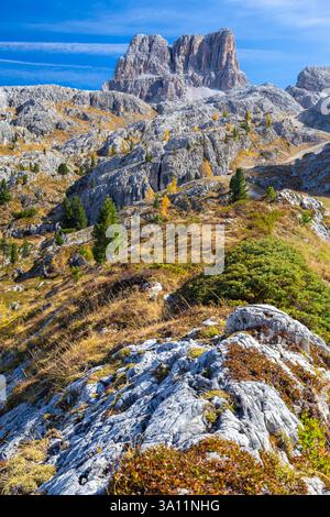 Vista della vetta dell'Averau dal passo Falzarego in autunno. Dolomiti, Cortina d'Ampezzo, provincia di Belluno, regione Veneto, Italia, Europa. Foto Stock