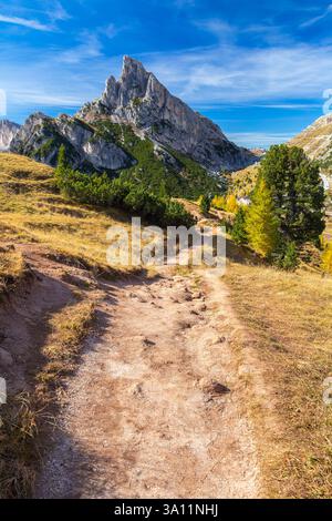 Vista di un sentiero al Sass de Stria dalla cima del passo Falzarego in autunno. Dolomiti, Cortina d'Ampezzo, provincia di Belluno, regione Veneto, Italia Foto Stock