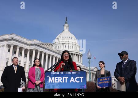 McIver presenta il disegno di legge MERIT Act, a Washington, District of Columbia, USA - 28 febbraio 2025. La deputata Rashida Tlaib D-mi parla durante una conferenza stampa di fronte al Campidoglio degli Stati Uniti a Washington DC il 4 marzo 2025, quando viene introdotto il disegno di legge del MERIT Act, del Rep. LaMonica McIver D-NJ, che vuole porre fine DOGEÕs agli sconsiderati licenziamenti politici, restituire il lavoro ai dipendenti federali critici e dare loro la paga arretrata che meritano. Il disegno di legge viene presentato prima del discorso del presidente Donald Trump a una sessione congiunta dello Stato del Congresso dell'Unione. WASHINGTON DC STATI UNITI d'America Copyright: XGentxShku Foto Stock