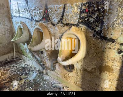 Un vecchio wc in una fabbrica, e' ora di qualcosa di nuovo Foto Stock