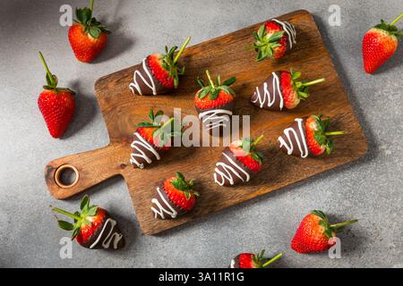Fragole ricoperte di cioccolato fatte in casa per San Valentino Foto Stock