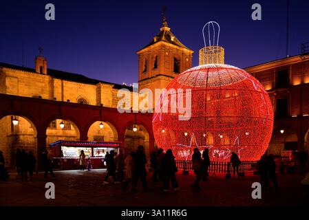 Piazza Mercado Chico a Natale nella città di Ávila. Foto Stock