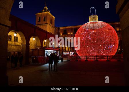 Piazza Mercado Chico a Natale nella città di Ávila. Foto Stock
