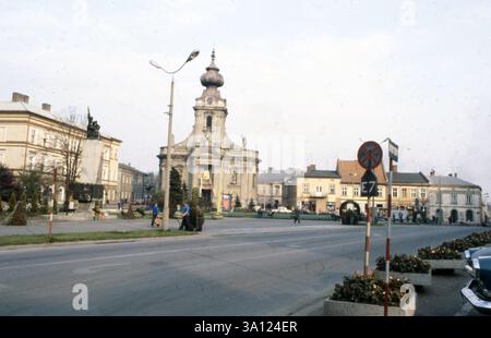 Anni '40 Wadowice Archivio storico Olycom/Lapresse Papa Giovanni Paolo II (nato Karol Józef Wojtyla, Wadowice, 18 maggio 1920 - Città del Vaticano, 2 aprile 2005) è stato il 264Città papa della Chiesa cattolica e vescovo di Roma, sovrano dello Stato della del Vaticano. Fu eletto papa il 16 ottobre 1978. In seguito alla causa di beatificazione, il 1° maggio 2011 è stato beatificato dal suo successore papa Benedetto XVI; viene festeggiato nel giorno del suo insediamento, il 22 ottobre. Nella storia della Chiesa, non accadeva da circa un millennio che un papa proclamasse beato il proprio imm Foto Stock
