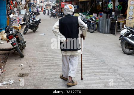 Vecchio con un bastone da passeggio a Multai, Madhya Pradesh, India Foto Stock