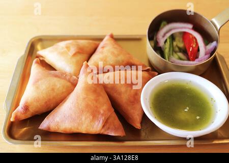 Deliziosa Samosa, pasticceria triangolare fritta servita con chutney Foto Stock