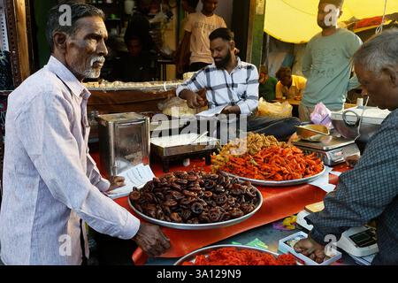 Stand di snack e dolci a Jabalpur, Madhya Pradesh, India Foto Stock