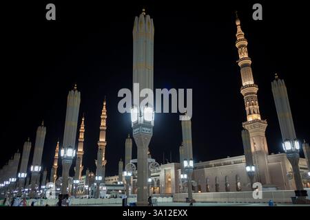 Medina, Arabia Saudita - 1 luglio 2024: Pellegrini Hajj e Umrah sotto i giganti ombrelli automatici nella Moschea del Profeta di Madinah, nota anche come Masjid Na Foto Stock