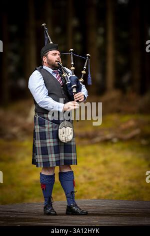 Scozia, Highlands, Cairngorms National Park, Nethy Bridge, Abernethy Highland Games, musicista su un palco partecipa al Pipe Band Competition, Andrew Donlon, vincitore degli Stati Uniti dell'Ibbertson Memorial Cup per la Jig e la Gordon Cup Foto Stock