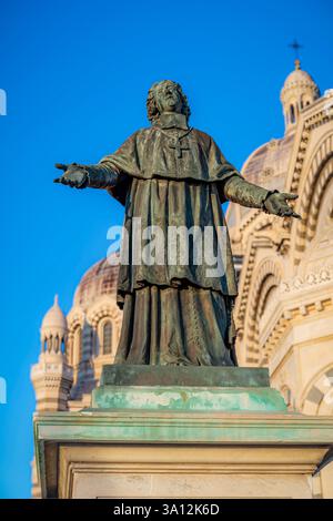 Francia, Bouches-du-Rhône (13), Marsiglia, 2e arrondissement, cathédrale Sainte-Marie-majeure ou cathédrale de la Major sur l'esplanade Jean-Paul II, statua di Monseigneur de Belsunce / Francia, Bouches-du-Rhône (13), Marsiglia, 2 ° distretto, cattedrale di Sainte-Marie-Majeure o cattedrale la Major sulla cattedrale di Giovanni Paolo II esplanade, statua di Monseigur de Monseigur de Belsunce Foto Stock