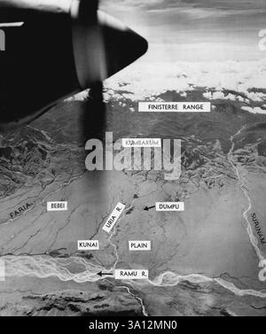 Una vista aerea dell'aspra valle di Ramu in nuova Guinea, dove le truppe australiane stanno combattendo un'aspra battaglia giorno e notte contro i giapponesi. Il generale Sir Iven Mackay riferisce che i veterani dell'AIF hanno ora spinto il nemico dalle pianure di Kunai verso le montagne. Una foto scattata da un bombardiere della Fifth Air Force statunitense dell'aspra valle di Ramu in nuova Guinea, dove le truppe australiane stanno combattendo un'amara battaglia contro i giapponesi. Gli A.I.F. hanno spinto il nemico dalla piana di Kunai (primo piano centrale) verso le montagne. 18 novembre 1943. (Foto della Fifth U.S. Air Force). Foto Stock