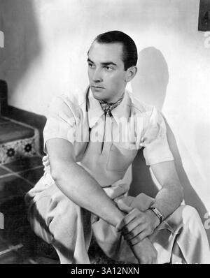 Film Comer - vi presento Lee Bowman, Cincinnati, O., ragazzo che sta facendo del bene a Hollywood. Visto sul palco di New York da un esploratore della Paramount meno di un anno fa, è ora uno dei più popolari personaggi di spicco della colonia cinematografica. Il suo ultimo ruolo è al fianco di Gertrude Michael in Sophie Lang Goes West. 6 dicembre 1939. (Foto di Paramount Film Service Limited). Foto Stock