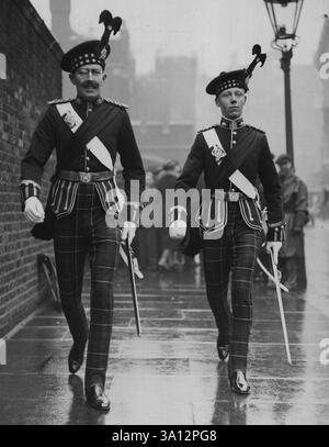A King's Levee - due ufficiali del King's Own Scottish Borders, tutti vestiti da qualche parte per andare al primo argine della stagione di sua Maestà al St. James Palace. 19 aprile 1932. (Foto di Central Press). Foto Stock