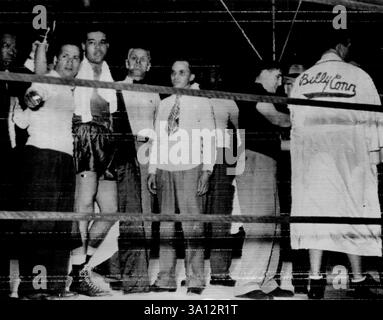 Joe Louis mantiene il suo TitleJoe Louis ha messo KO Billy Conn nell'ottavo. Round durante la lotta per il campionato a New York. Ancora il campione mondiale dei pesi massimi - Joe Louis (a sinistra) riconosce le cheeres dopo aver eliminato Billy Conn (a destra). 30 giugno 1946. (Foto di Sport & General Press Agency Limited). Foto Stock