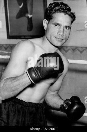 Lightweight Jack Hassen, già valutato da alcuni critici come migliore di Vic Patrick. Prima di iniziare a pugilare era un pilota nel Queensland. Ha letto del successo dei caccia colorati Joe Louis e Ron Richards e ha deciso di diventare un Prizefighter. 23 novembre 1948. (Foto di Associated Newspapers Ltd.). Foto Stock