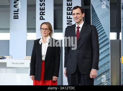 Tobias Meyer, Vorstandsvorsitzender Deutsche Post AG, neben Melanie Kreis, Vorstand Finanzen Deutsche Post AG, Bilanzpressekonferenz, Bonn, 06.03.2025. Deutsche Post DHL Bilanz *** Tobias Meyer, amministratore delegato di Deutsche Post AG, accanto a Melanie Kreis, direttore finanziario di Deutsche Post AG, conferenza stampa annuale, Bonn, 06 03 2025 bilancio di Deutsche Post DHL Foto Stock