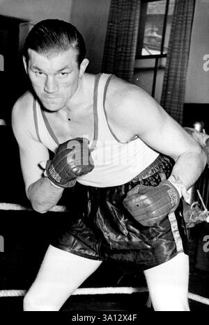 Tommy Farr per fare Un "ritorno". Tommy Farr in formazione a Brighton, Sussex, in preparazione per il suo "ritorno". Tommy Farr, il veterano pugile britannico dei pesi pesanti, si sta allenando duramente per il primo combattimento nella sua campagna di 'ritorno', contro Jan Klein, che si svolgerà in Galles nel mese di settembre. Farr, che ora si avvicina ai 37 anni, è famoso per la sua grande lotta per il campionato del mondo contro Joe Louis, di dodici anni fa, quando ha perso il verdetto solo per una decisione a punti ristretti. 7 settembre 1950. (Foto di Sport & General Press Agency Limited). Foto Stock