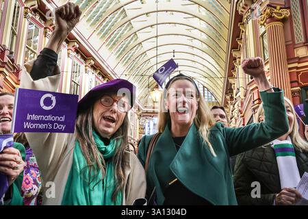 Londra, Regno Unito. 6 marzo 2025. Il coro al mercato di Leadenhall. Celebrazione della giornata internazionale della donna con il motto "accelerare l'azione", cantando il coro della giornata internazionale della donna. Le donne, i cui ruoli e azioni attuali contribuiscono al motore nel cuore della City di Londra si riuniscono oggi, in vista dell'IWD (8 marzo). Cantano presso l'iconico mercato di Leadenhall e lo storico Royal Exchange Steps e più tardi Guildhall Yard, tutti punti di riferimento importanti della City di Londra. Il gruppo mira a celebrare e accelerare la parità di genere. Crediti: Imageplotter/Alamy Live News Foto Stock