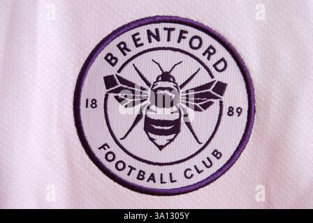 Foto ravvicinata del distintivo del club Brentford FC sulla camicia Away Foto Stock