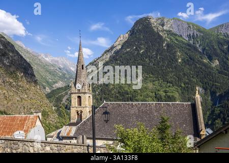 Francia, Isère, Parco Nazionale Ecrins, valle Vénéon, Venosc nel massiccio Oisans, chiesa Saint-Pierre de Venosc del IX secolo Foto Stock