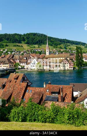 Svizzera, cantone di Sciaffusa, Stein am Rhein, parte storica della città sulla riva del fiume Reno, vista sulla città con monastero di San Georg Foto Stock