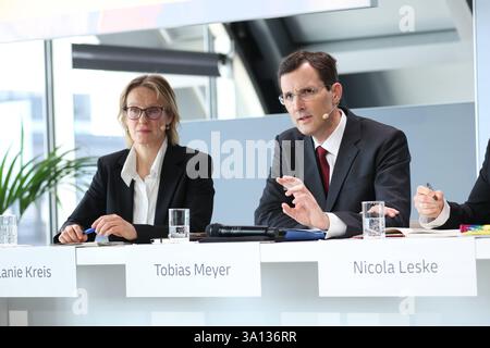 Tobias Meyer, Vorstandsvorsitzender Deutsche Post AG, neben Melanie Kreis, Vorstand Finanzen Deutsche Post AG, Bilanzpressekonferenz, Bonn, 06.03.2025. Deutsche Post DHL Bilanz *** Tobias Meyer, amministratore delegato di Deutsche Post AG, accanto a Melanie Kreis, direttore finanziario di Deutsche Post AG, conferenza stampa annuale, Bonn, 06 03 2025 bilancio di Deutsche Post DHL Foto Stock