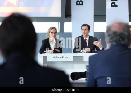 Tobias Meyer, Vorstandsvorsitzender Deutsche Post AG, neben Melanie Kreis, Vorstand Finanzen Deutsche Post AG, Bilanzpressekonferenz, Bonn, 06.03.2025. Deutsche Post DHL Bilanz *** Tobias Meyer, amministratore delegato di Deutsche Post AG, accanto a Melanie Kreis, direttore finanziario di Deutsche Post AG, conferenza stampa annuale, Bonn, 06 03 2025 bilancio di Deutsche Post DHL Foto Stock