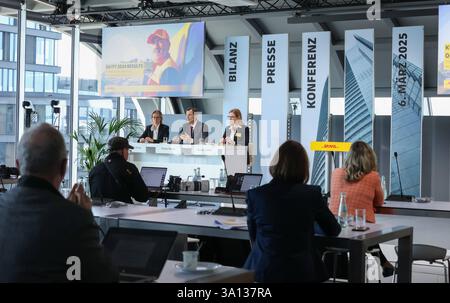 V.l. Melanie Kreis, Vorstand Finanzen Deutsche Post AG, Tobias Meyer, Vorstandsvorsitzender Deutsche Post AG und Konzernsprecherin Nicola Leske, Bilanzpressekonferenz, Bonn, 06.03.2025. Deutsche Post DHL Bilanz *** V l Melanie Kreis, Chief Financial Officer di Deutsche Post AG, Tobias Meyer, Chief Executive Officer di Deutsche Post AG e la portavoce del gruppo Nicola Leske, Annual Press Conference, Bonn, 06 03 2025 bilancio di Deutsche Post DHL Foto Stock