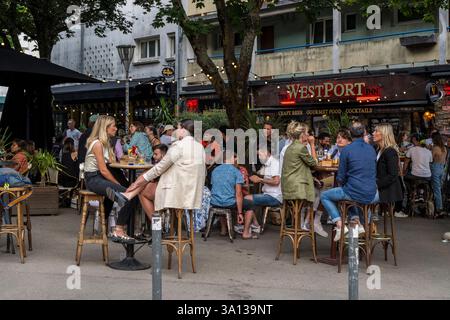 Francia, Morbihan, Lorient, Place Polig Montjarret, luogo di incontro e condivisione su terrazze di ristoranti e bar Foto Stock