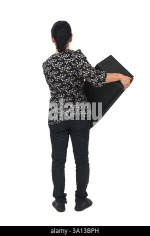 vista posteriore di una donna in piedi che tiene in mano l'altoparlante su sfondo bianco Foto Stock