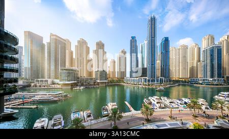 Dubai, Emirati Arabi Uniti - 30 gennaio 2025 - Vista panoramica degli edifici moderni del porto turistico di dubai Foto Stock
